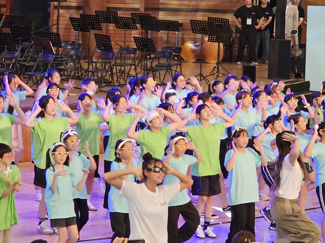 9일 평창 알펜시아 뮤직텐트에서 앰비규어스 댄스컴퍼니와 '꿈의 무용단' 160여명 단원들이 합동공연을 하고 있다.